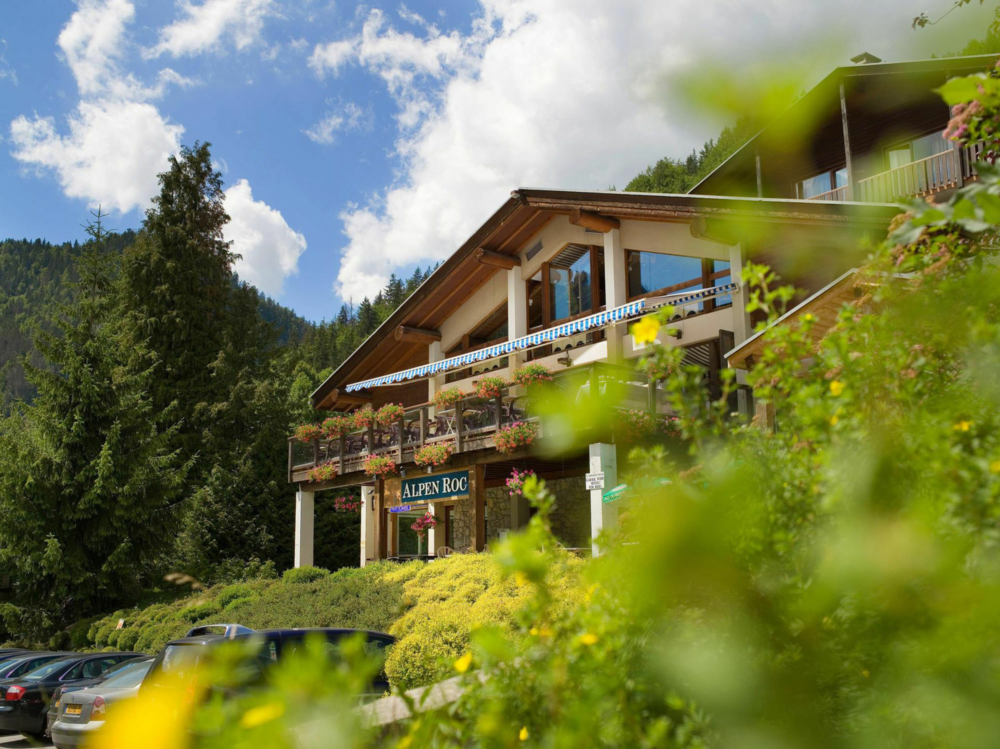Hotel Alpen Roc La Clusaz Exterior photo